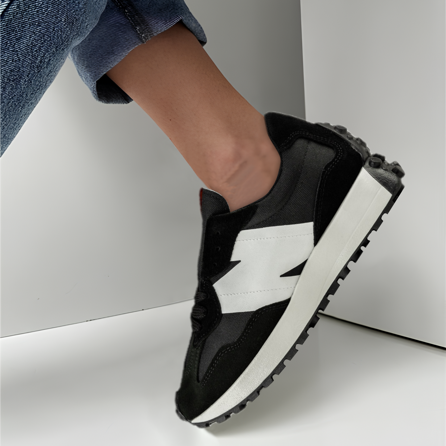 NEW BALANCE 327 NEGRO Y BLANCO