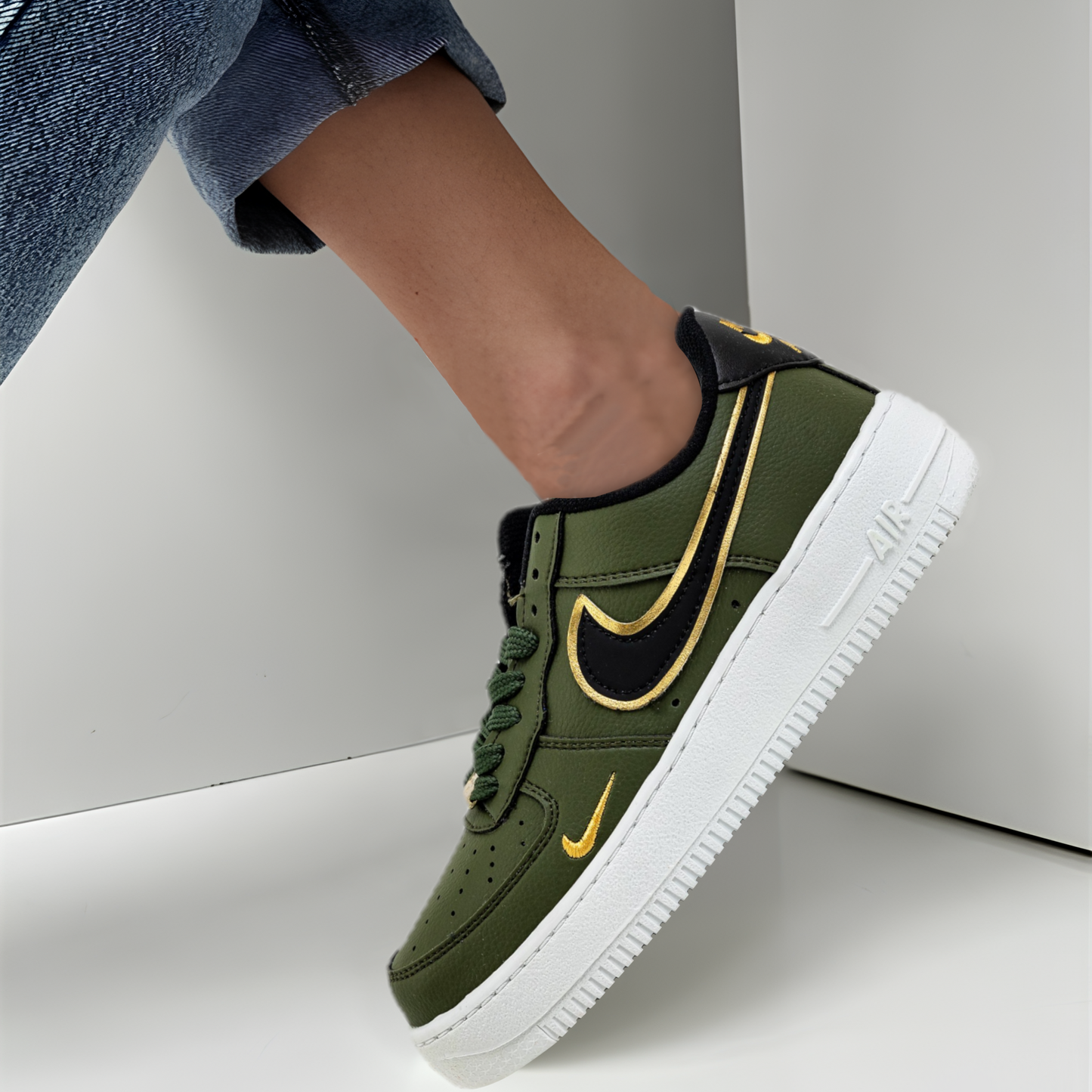 NIKE AIR FORCE VERDE LOGO NEGRO ORO