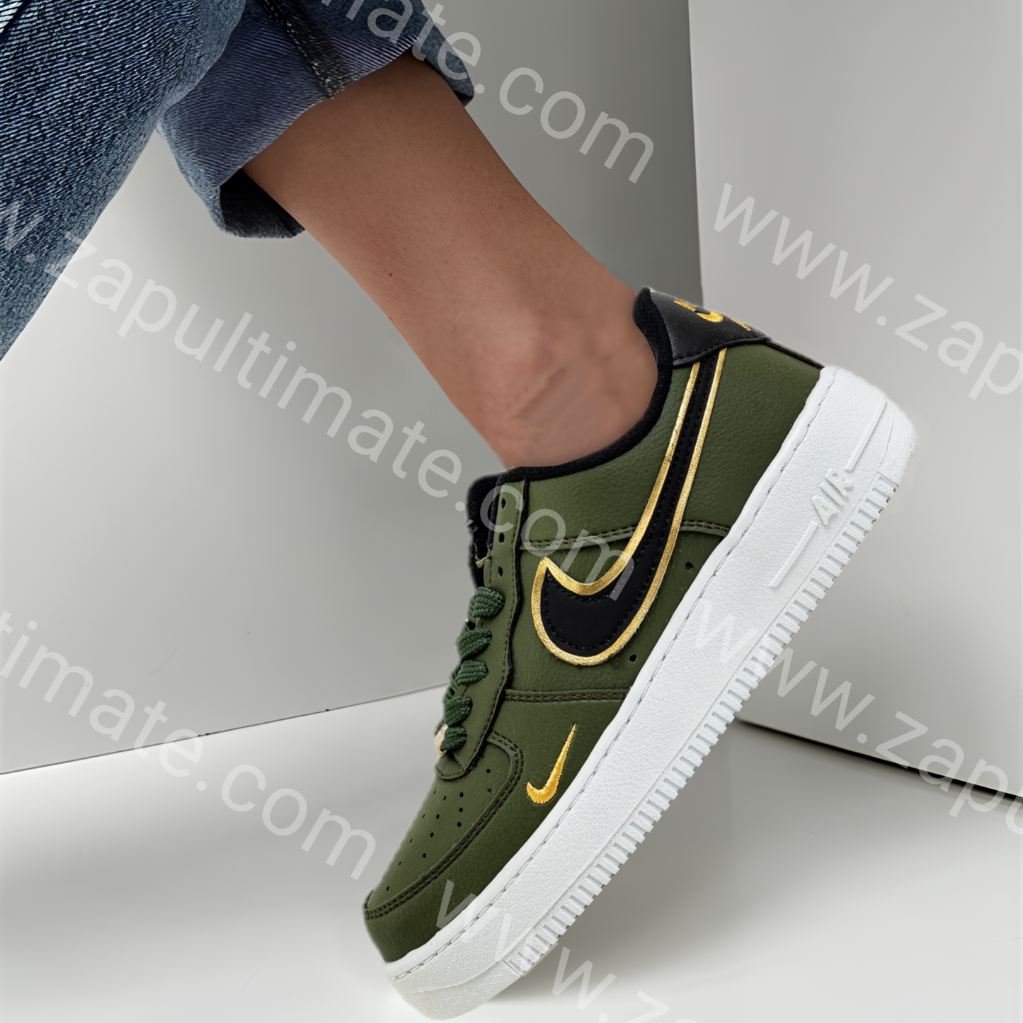 NIKE AIR FORCE VERDE LOGO NEGRO ORO