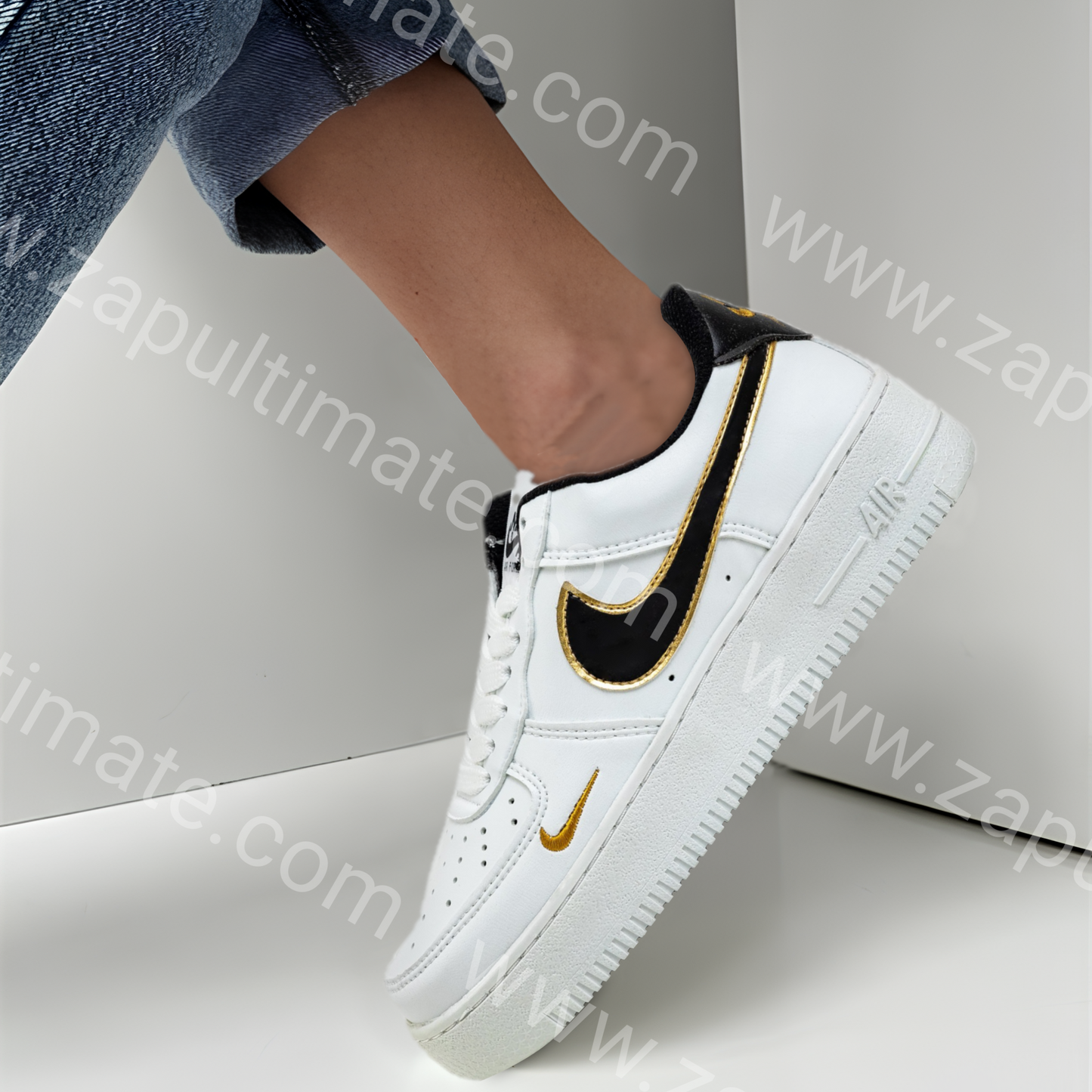 NIKE AIR FORCE BLANCO Y ORO