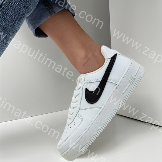 NIKE AIR FORCE BLANCO CON RAYA NEGRA